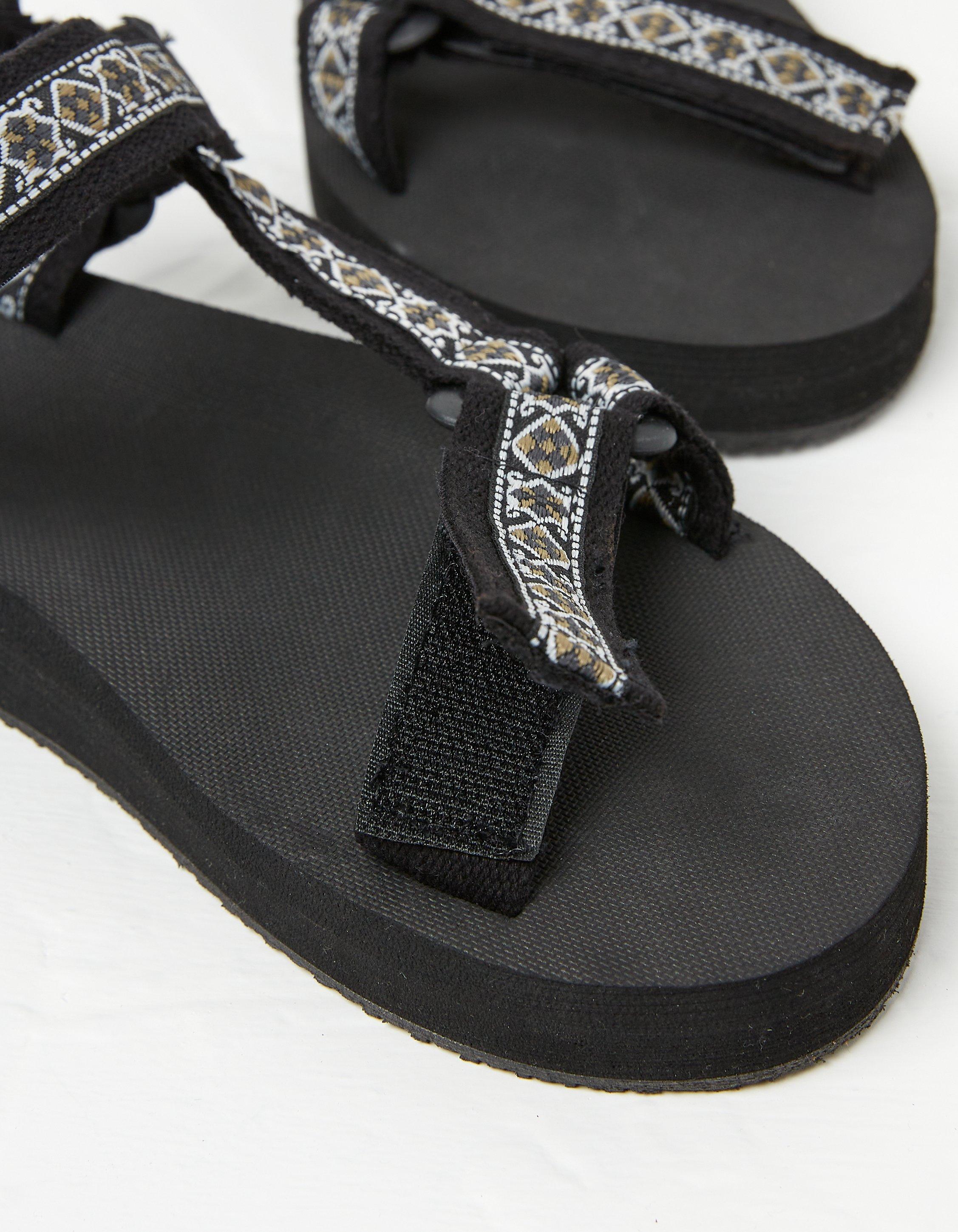 White walking hot sale sandals womens