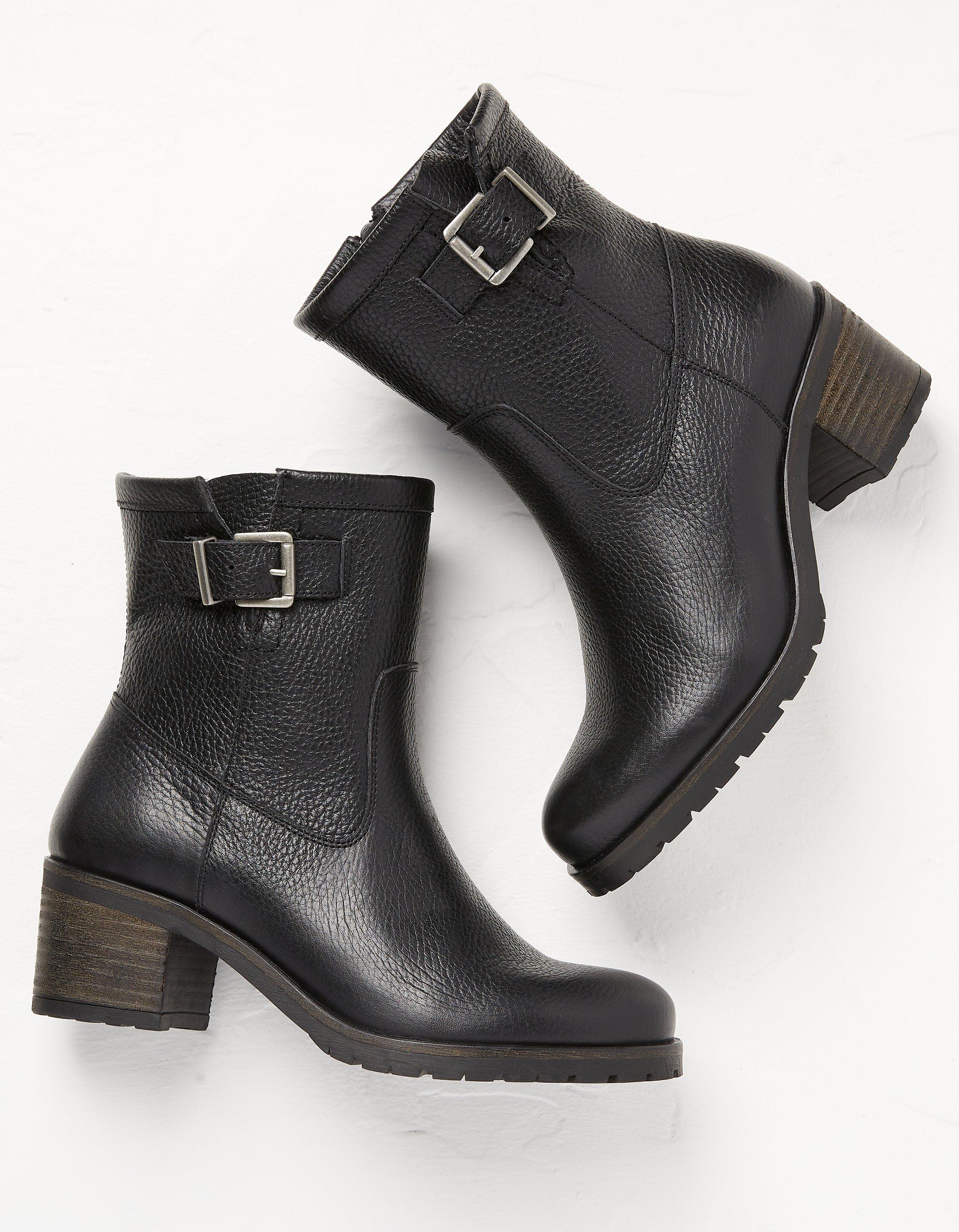 Black boots mid store heel